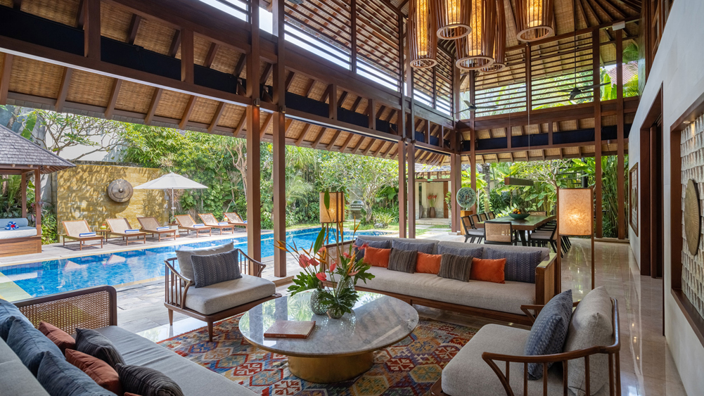 Villa Windu Sari - Cool outdoor living and dining area